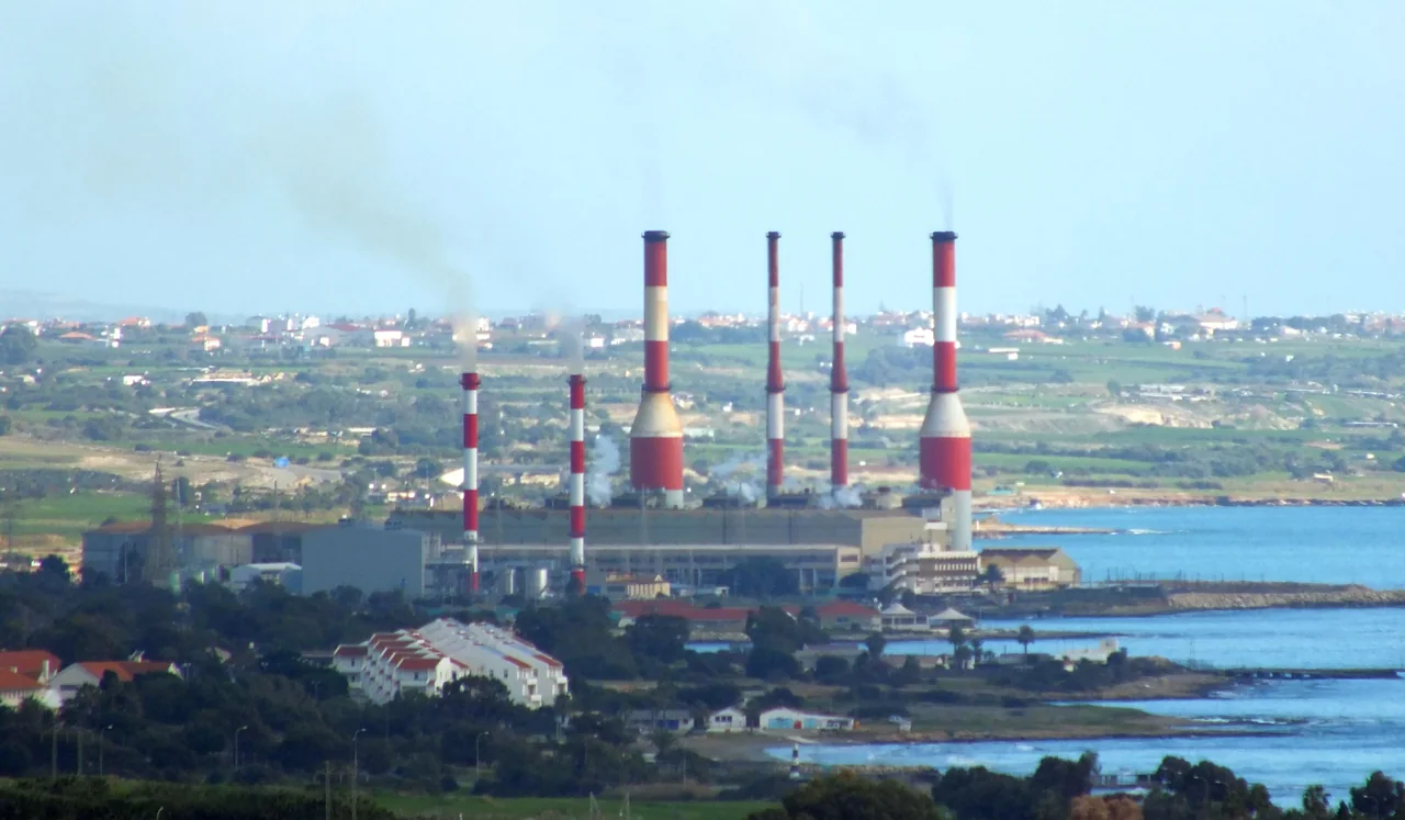 Ο ηλεκτροπαραγωγός σταθμός Δεκέλειας ανήκει στην Κυπριακή Δημοκρατία και περιβάλλεται από την Ανατολική Περιοχή Κυρίαρχων Βάσεων.