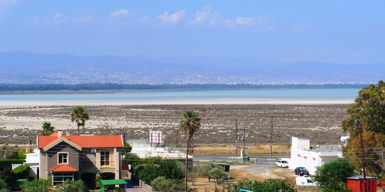 Πανοραμική θέα της αλυκής Ακρωτηρίου την ημέρα.