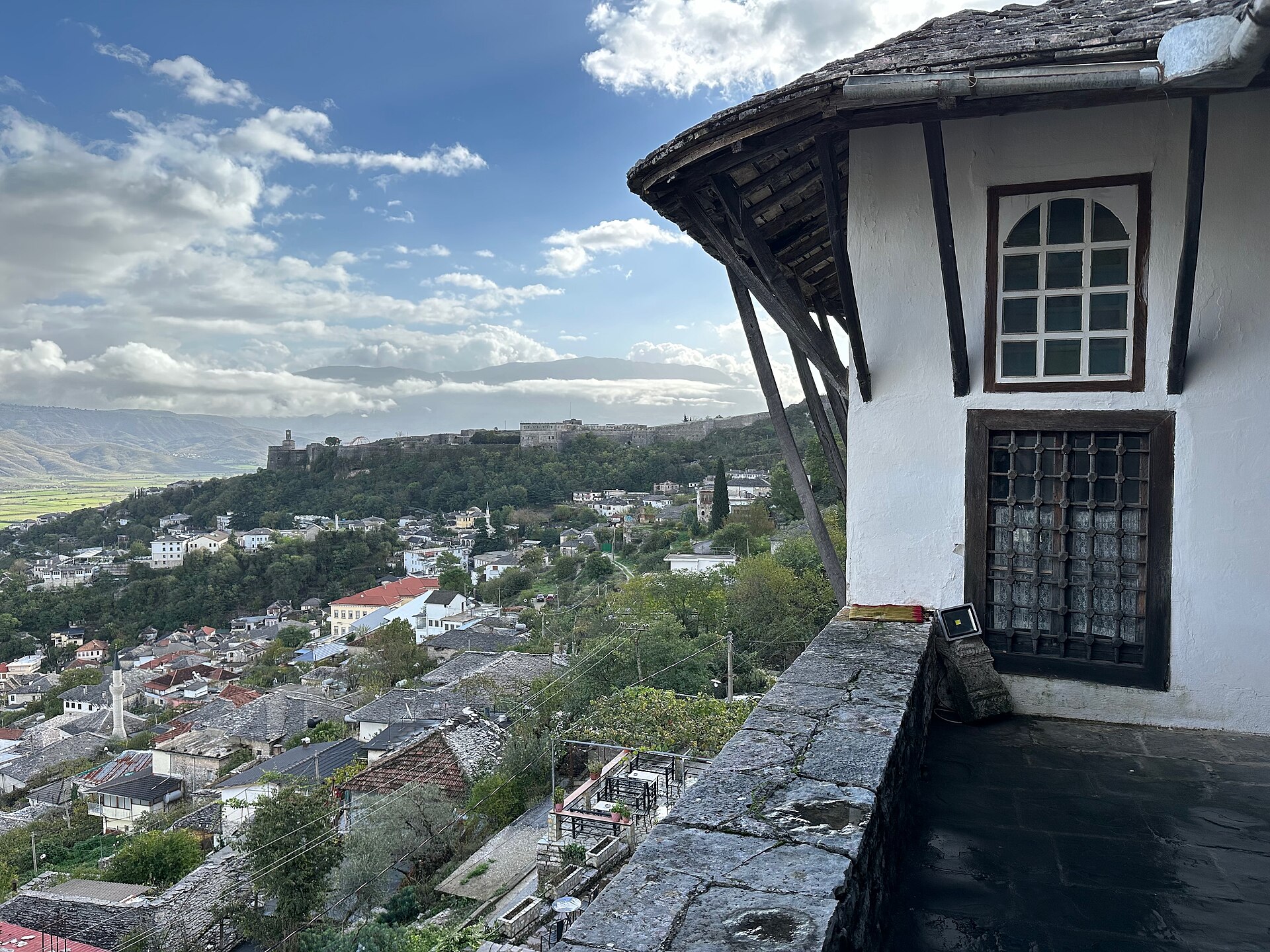 Hrad Gjirokastër od domu Zekate
