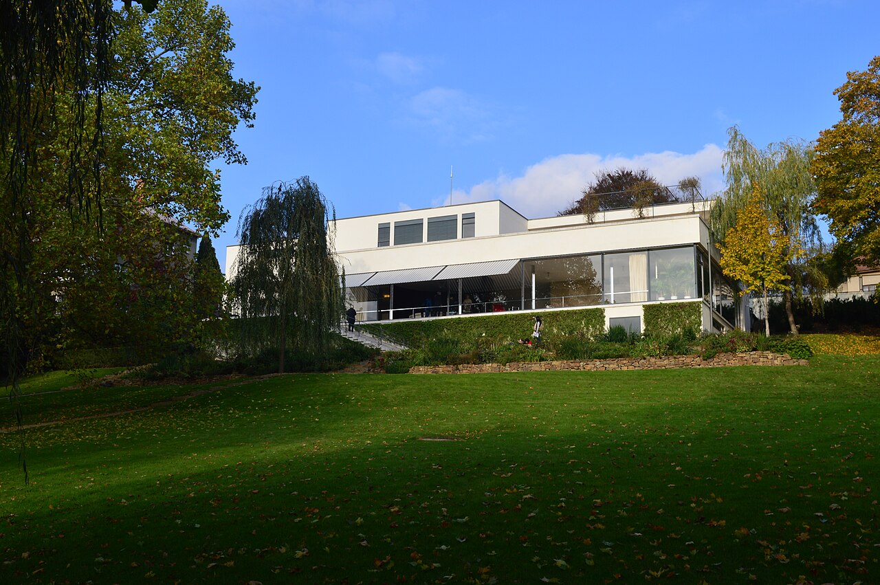 Vila Tugendhat v Brně při pohledu ze zahrady.