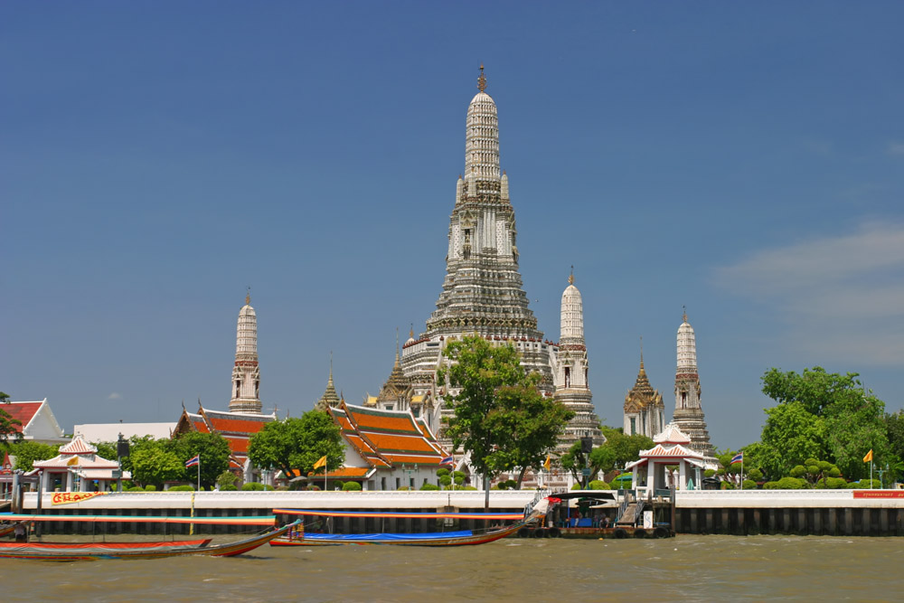 Chrám Wat Arun za řekou Chao Phraya v Bangkoku, fotografie z roku 2004